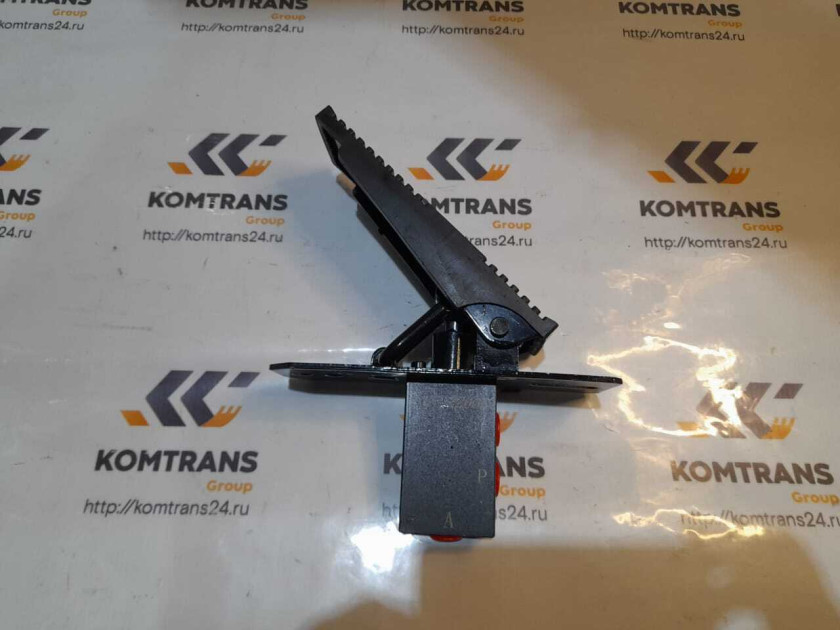 Педаль газа гидравлическая XCMG XE225DN Педаль газа гидравлическая XCMG XE225DN