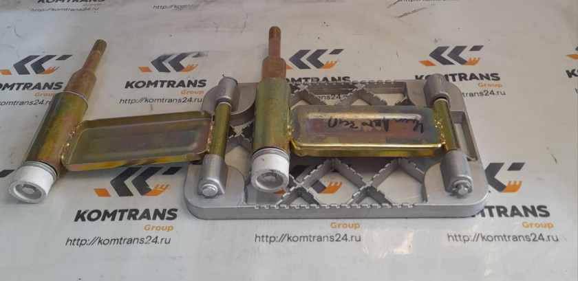 Подножка нижняя на шарнирах левая/правая SHACMAN X3000