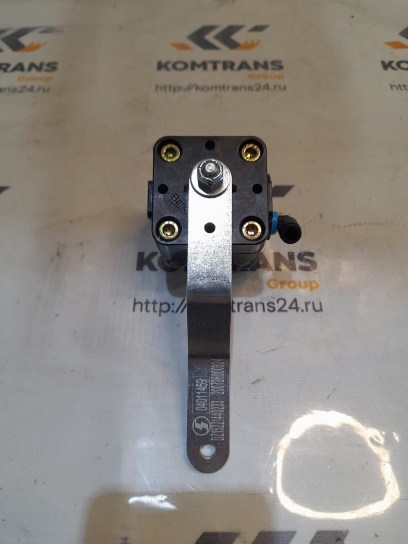 Кран уровня пола левый SHACMAN X3000/X5000 Кран уровня пола левый SHACMAN X3000/X5000