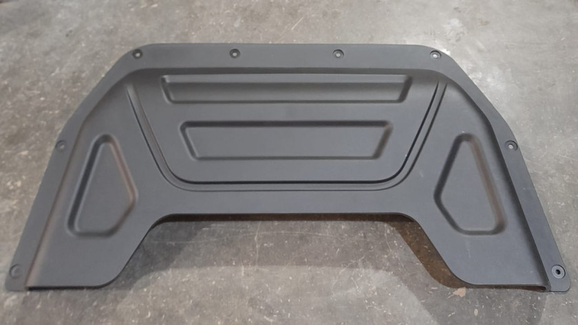 Крышка пластиковая под воздушный фильтр за кабиной SHACMAN X6000 Крышка пластиковая под воздушный фильтр за кабиной SHACMAN X6000