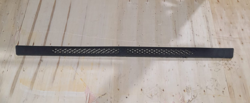 Решетка между бампером и капотом F3000 Решетка между бампером и капотом F3000