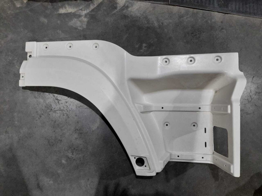 Крыло кабины X3000/X5000 правое, перед колесом, с подножкой Крыло кабины X3000/X5000 правое, перед колесом, с подножкой