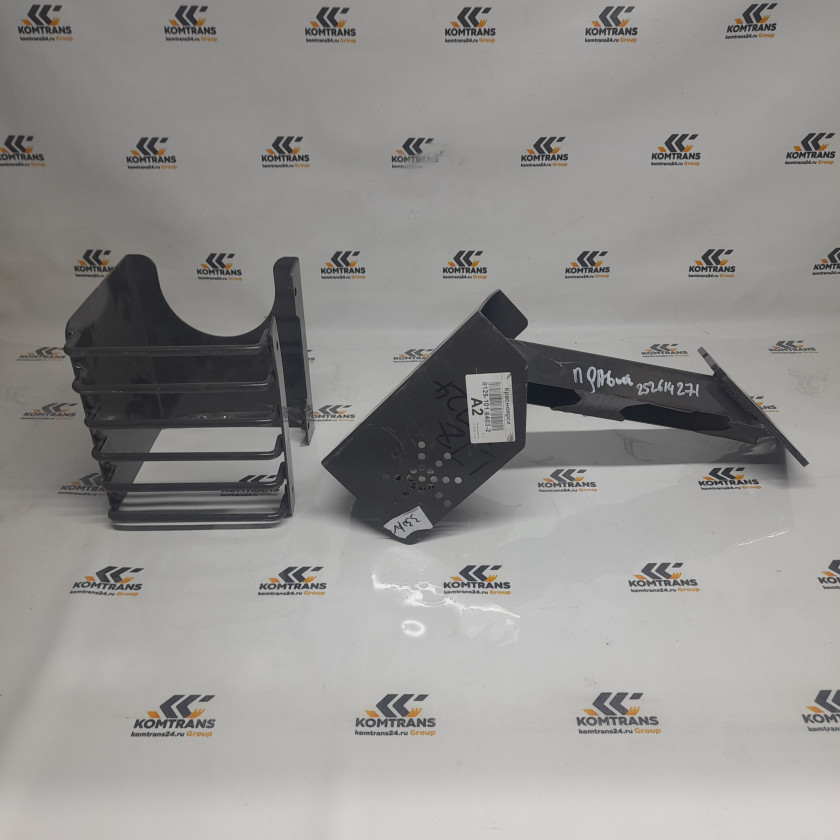 Кронштейн правый крепления передней фары в сборе XCMG LW330FN